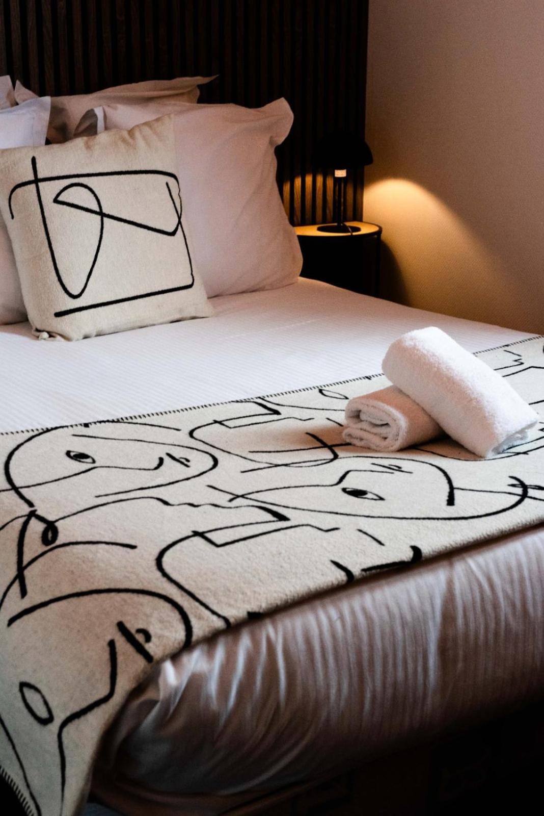 Hotel Le Lion D'Or Bernay  Buitenkant foto