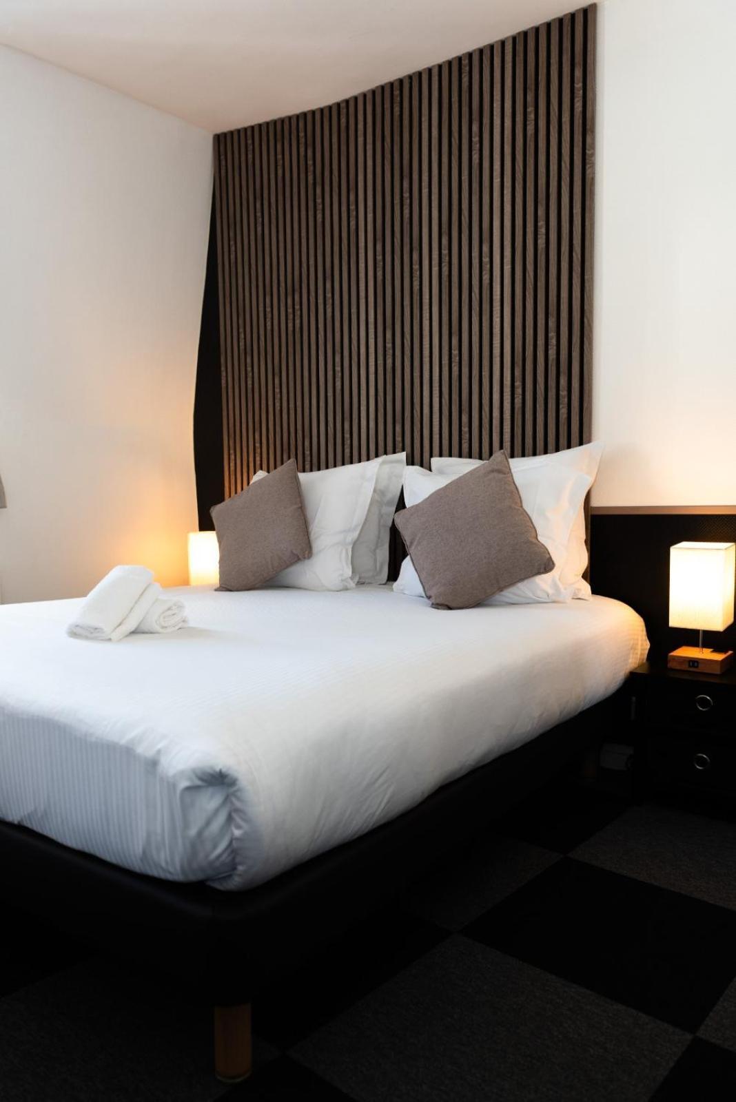 Hotel Le Lion D'Or Bernay  Buitenkant foto