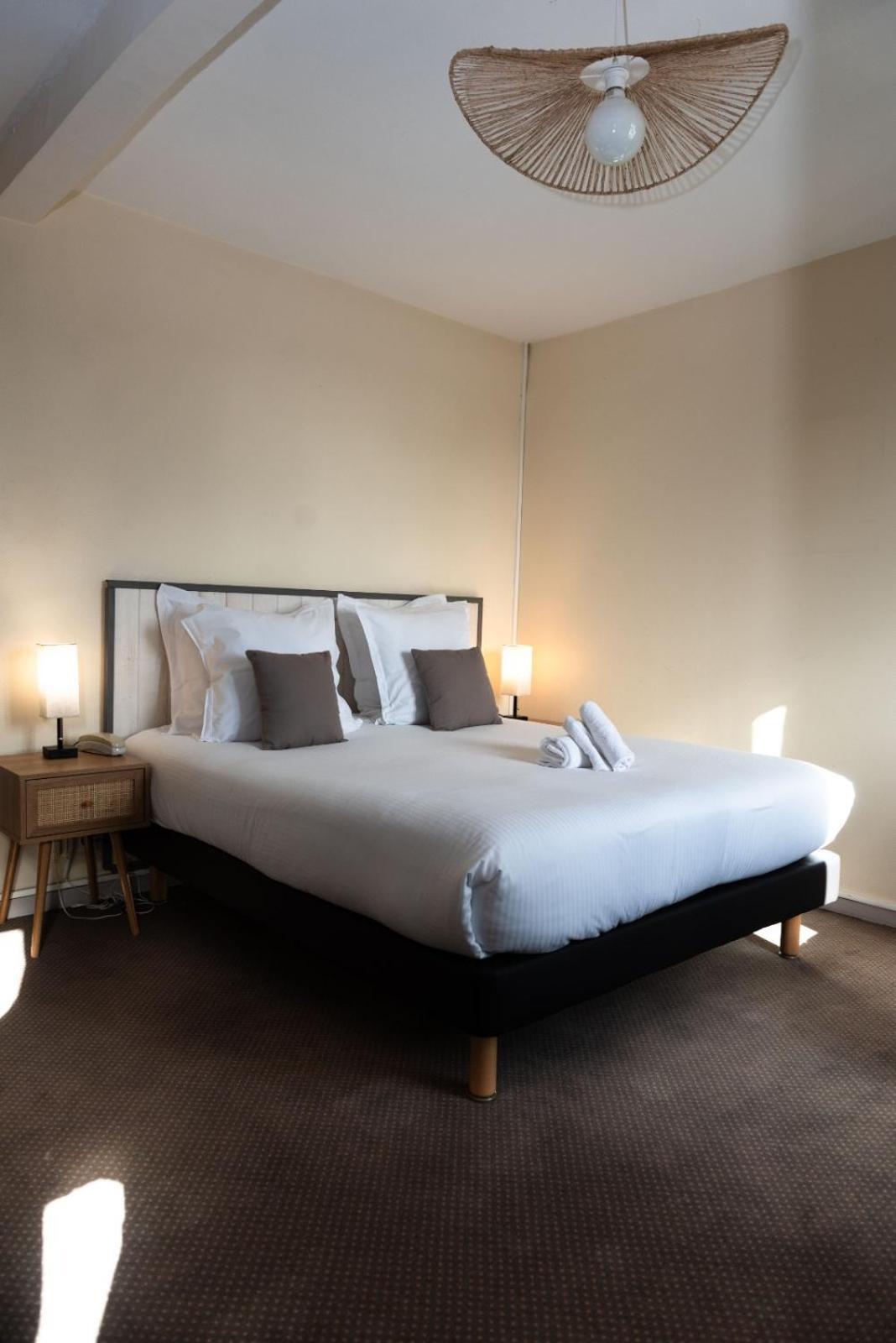 Hotel Le Lion D'Or Bernay  Buitenkant foto