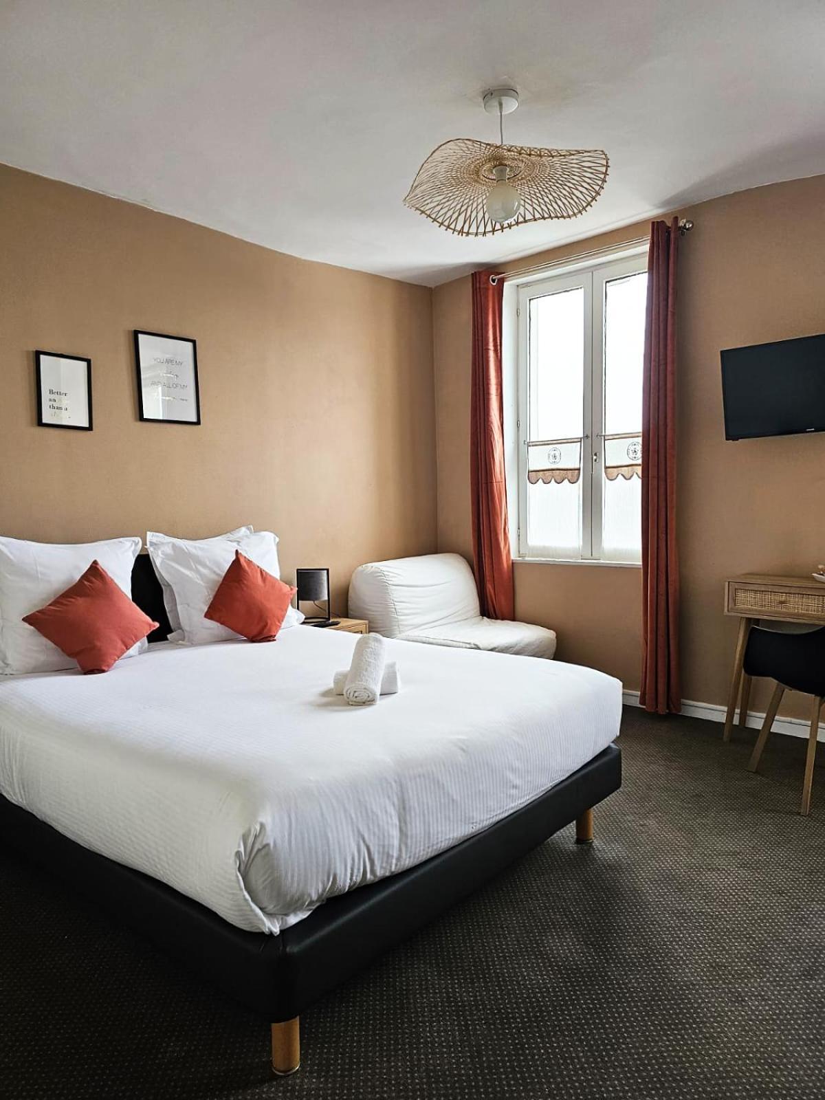 Hotel Le Lion D'Or Bernay  Buitenkant foto