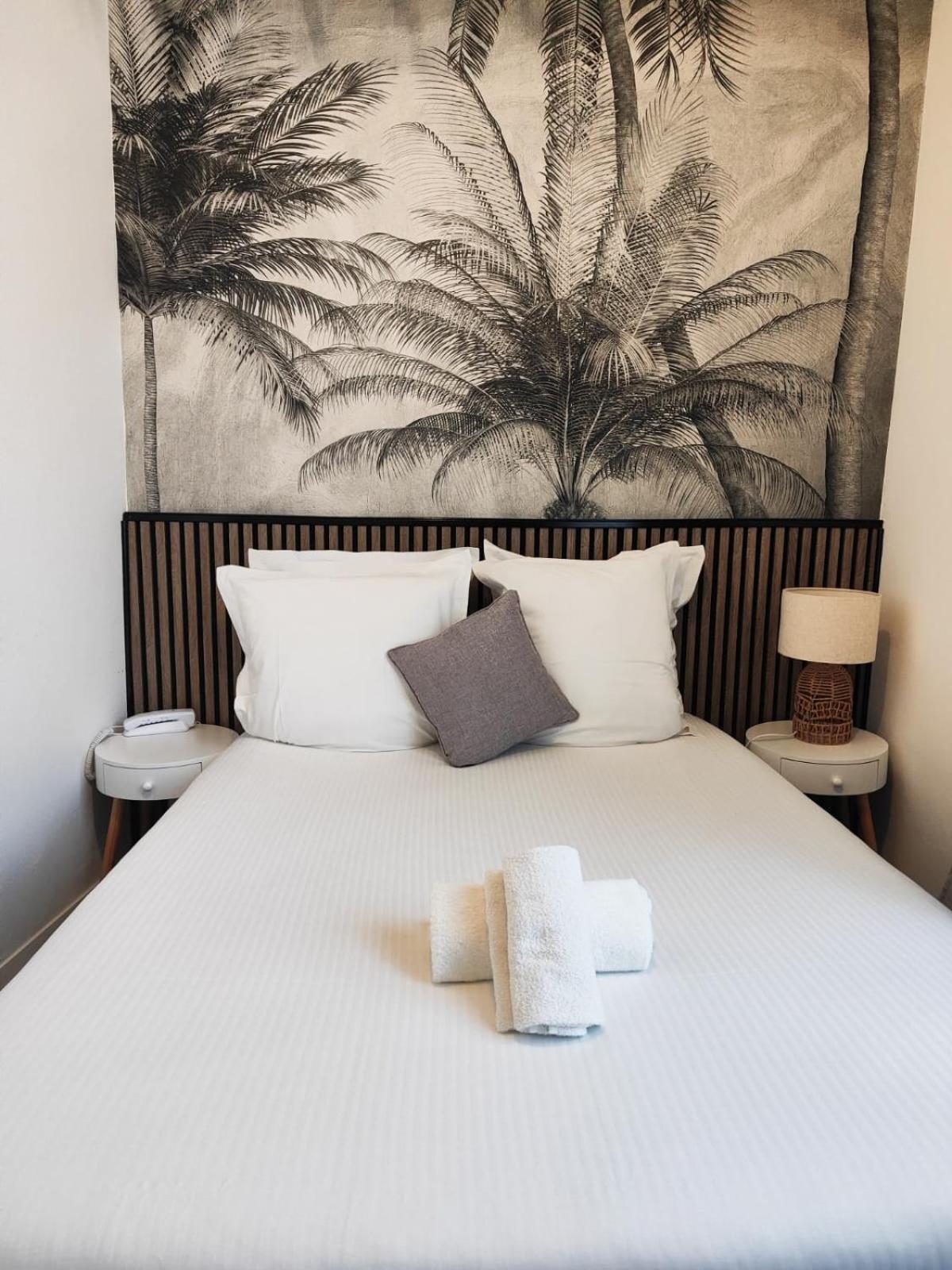 Hotel Le Lion D'Or Bernay  Buitenkant foto