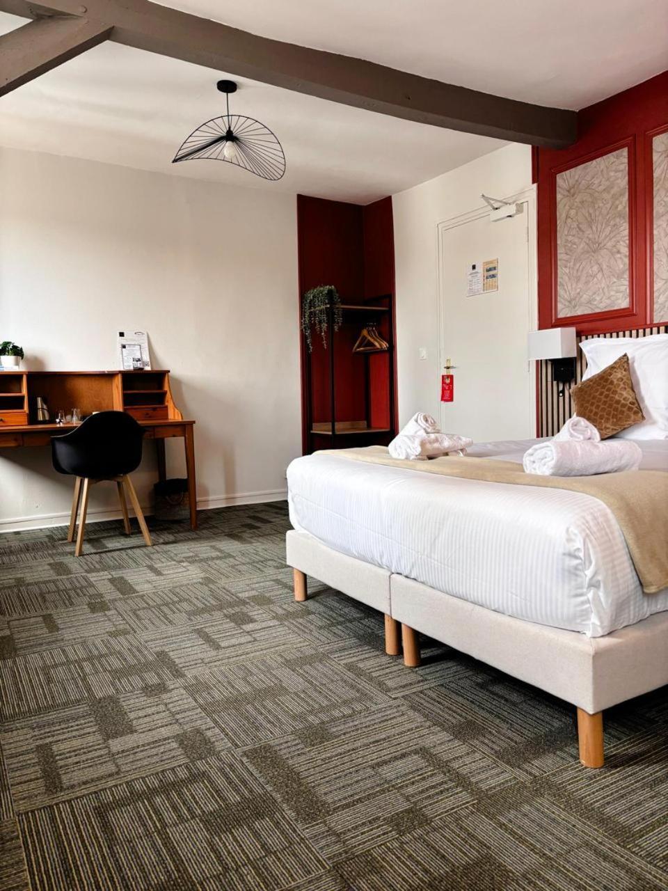 Hotel Le Lion D'Or Bernay  Buitenkant foto