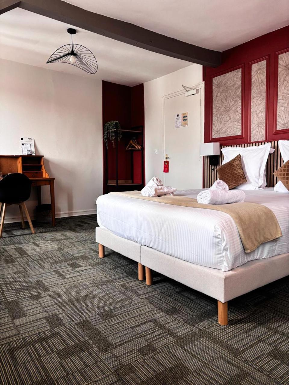 Hotel Le Lion D'Or Bernay  Buitenkant foto